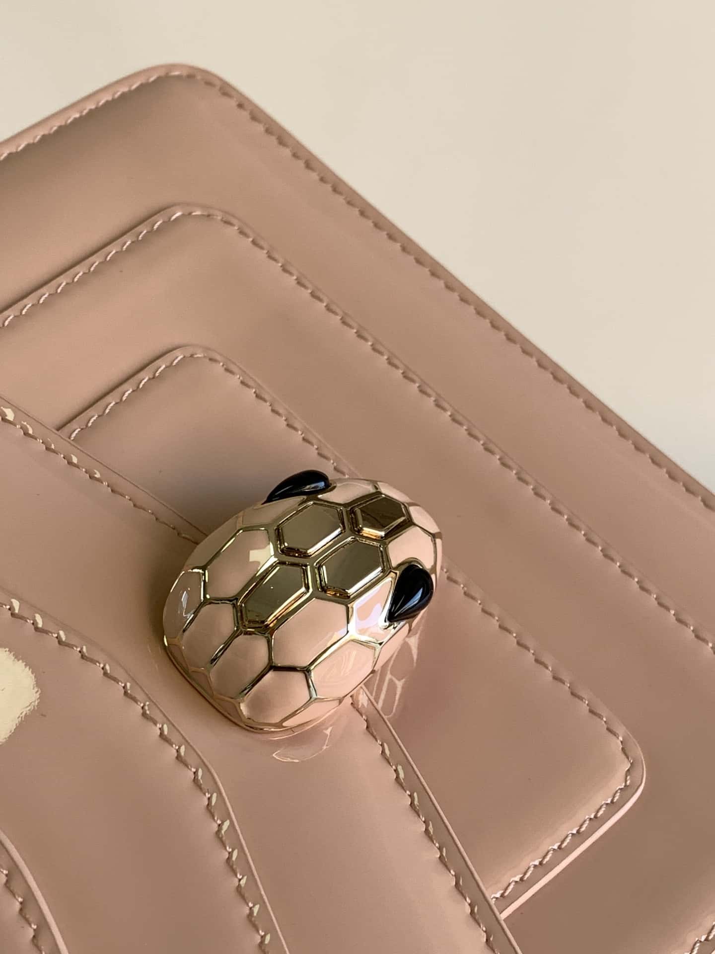 BVLGARI宝格丽 SERPENTI FOREVER EAST-WEST系列小号肩包 61879粉色20CM