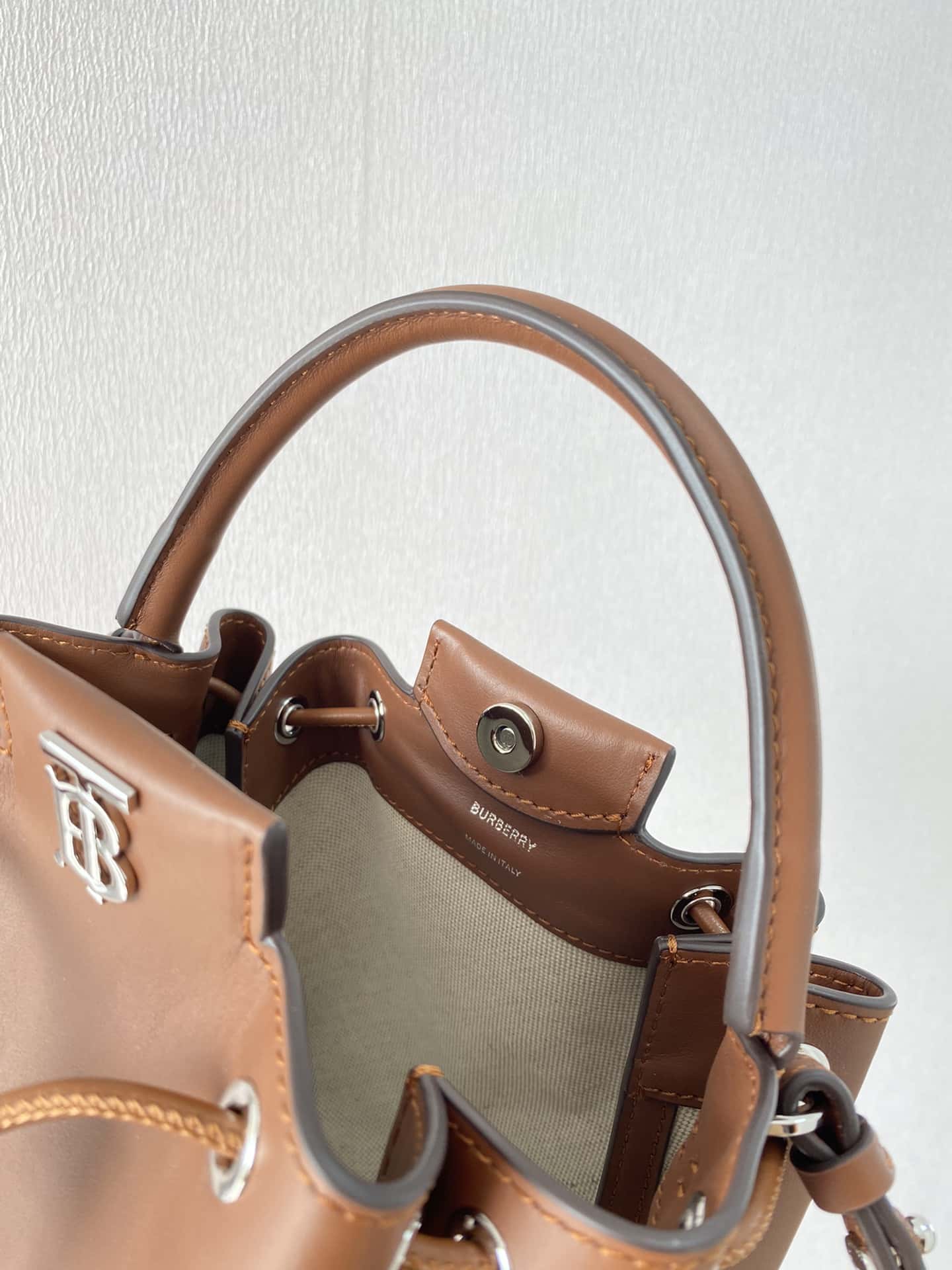 Burberry巴宝莉 立体版型的水桶包 焦糖色-高仿包包