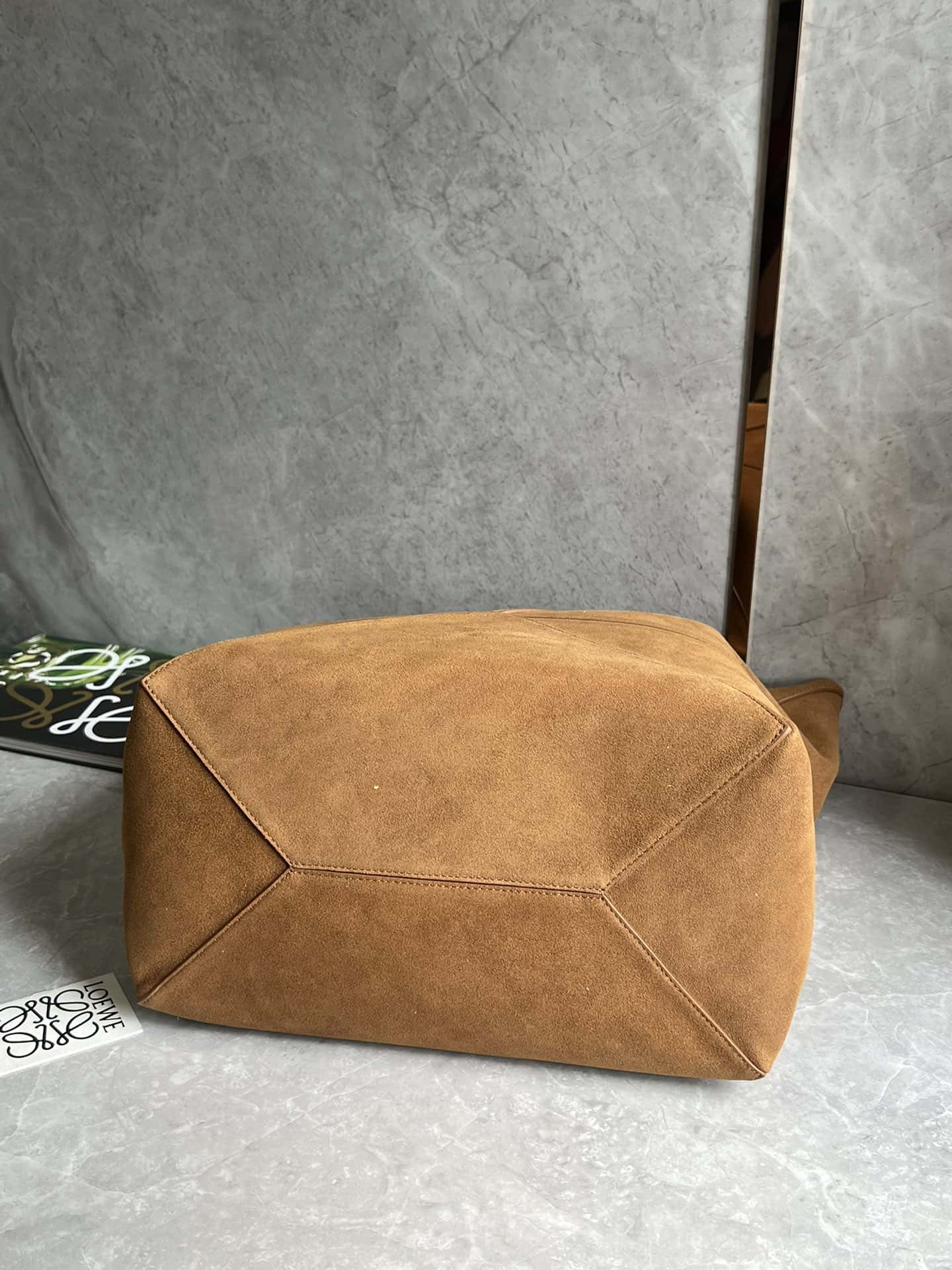 LOEWE 新款🆕大号压制绒面皮革 Puzzle Fold 手袋 0692-高仿包包