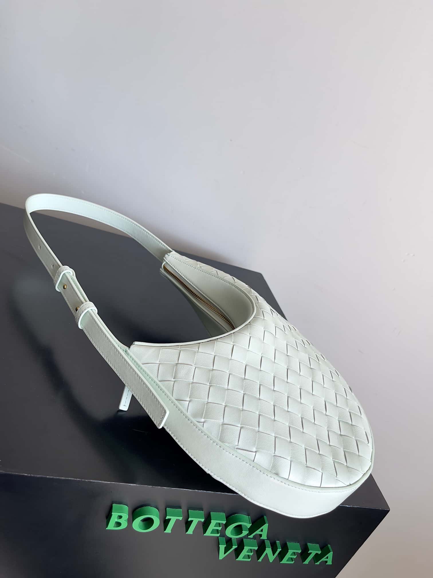 B家新品BV 新款Drop肩背包款号:755074-高仿包包 B家新品BV 新款Drop肩背包款号:755074-高仿包包