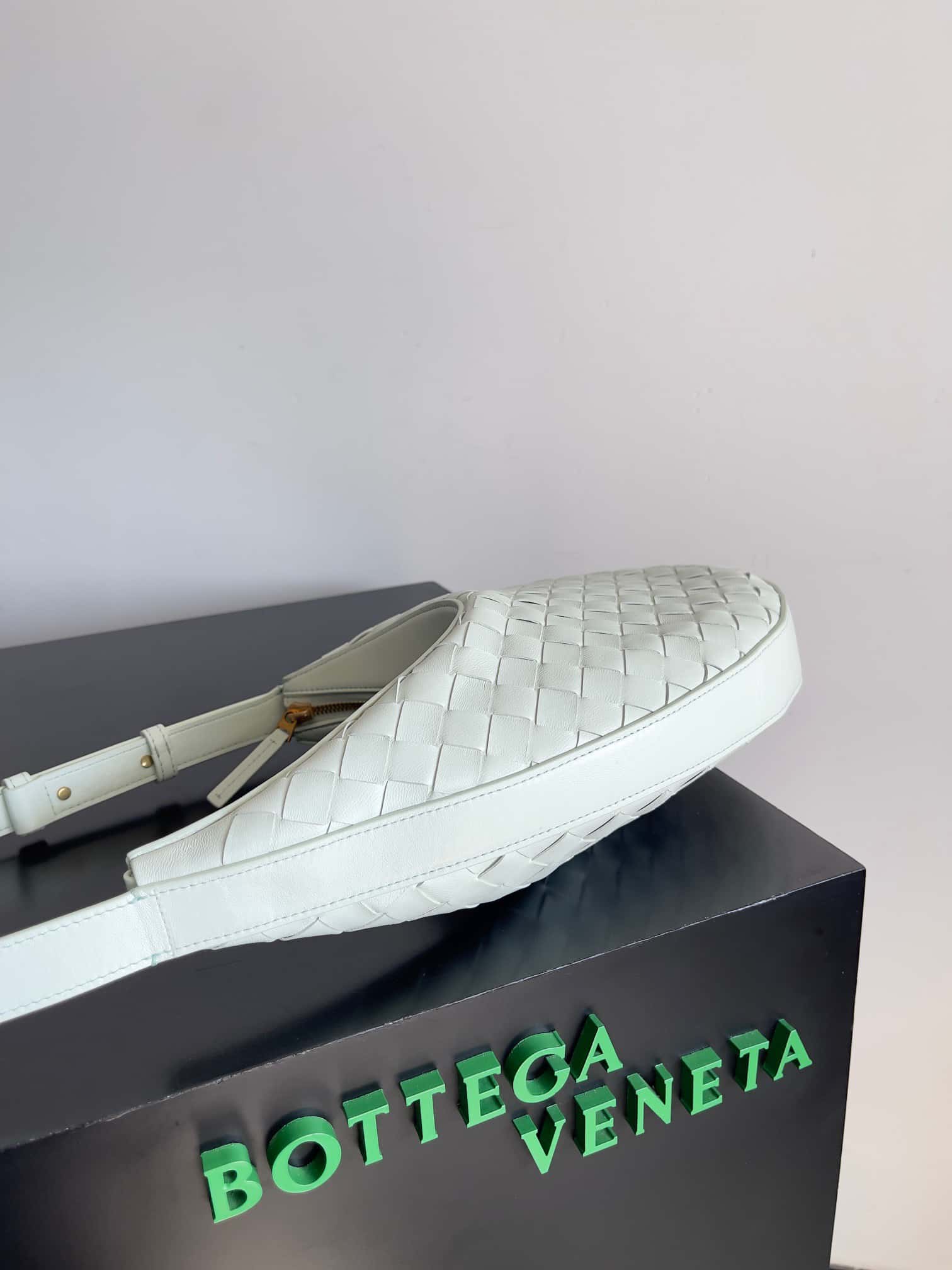 B家新品BV 新款Drop肩背包款号:755074-高仿包包 B家新品BV 新款Drop肩背包款号:755074-高仿包包