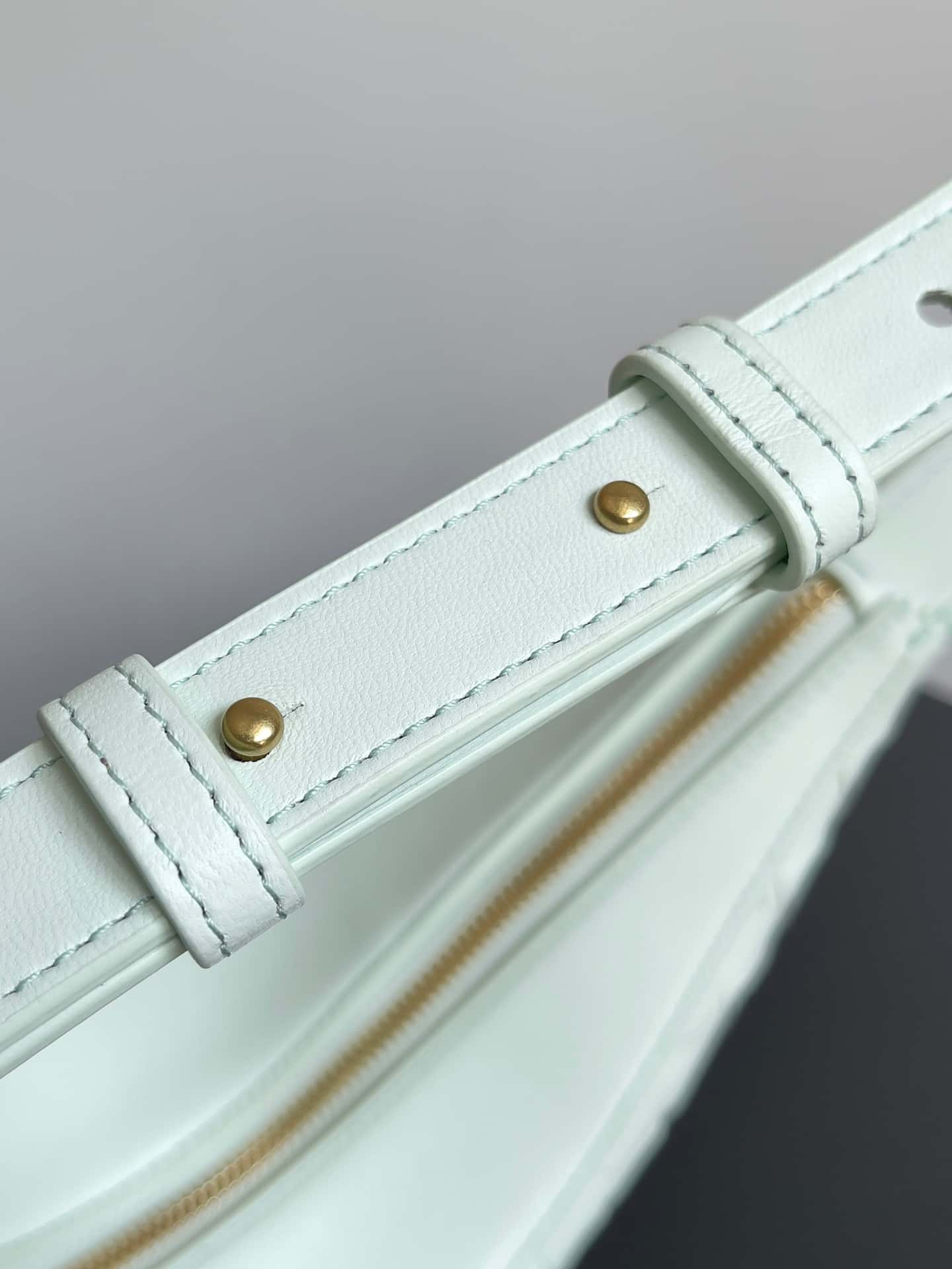 B家新品BV 新款Drop肩背包款号:755074-高仿包包 B家新品BV 新款Drop肩背包款号:755074-高仿包包