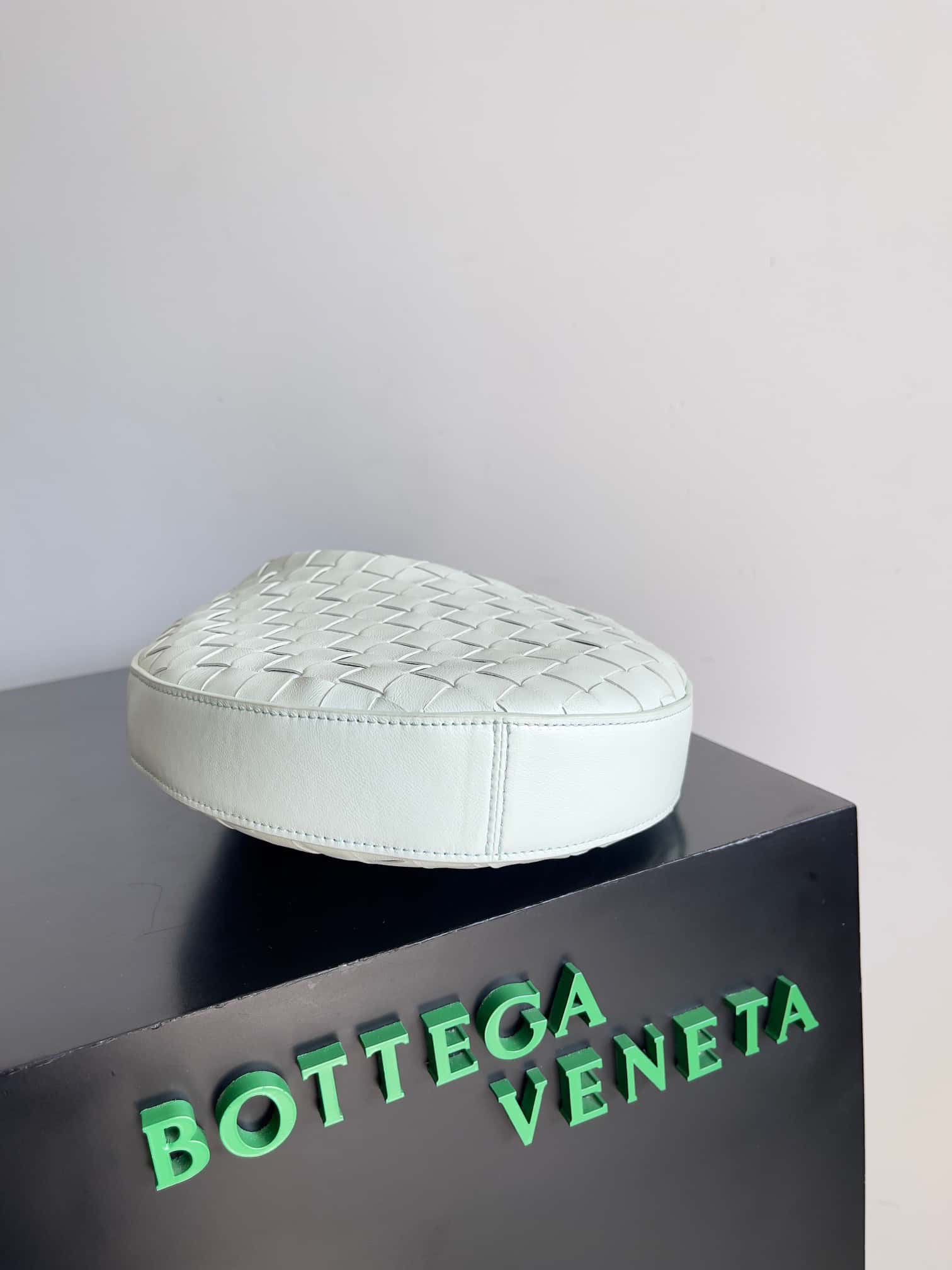 B家新品BV 新款Drop肩背包款号:755074-高仿包包 B家新品BV 新款Drop肩背包款号:755074-高仿包包