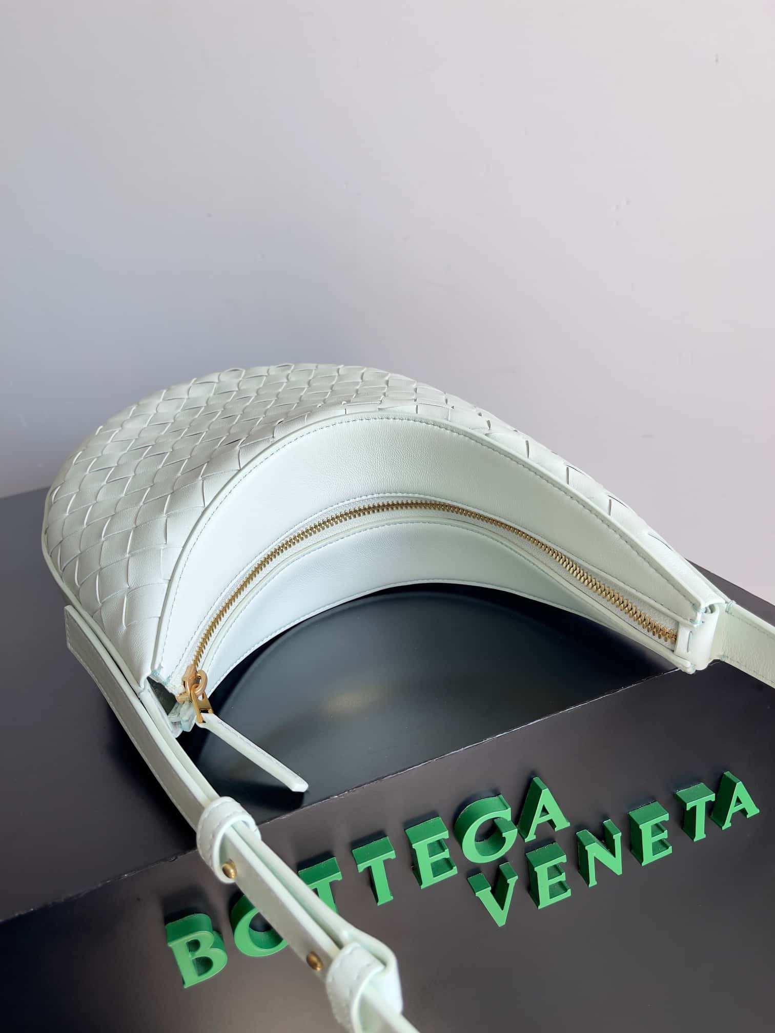 B家新品BV 新款Drop肩背包款号:755074-高仿包包 B家新品BV 新款Drop肩背包款号:755074-高仿包包