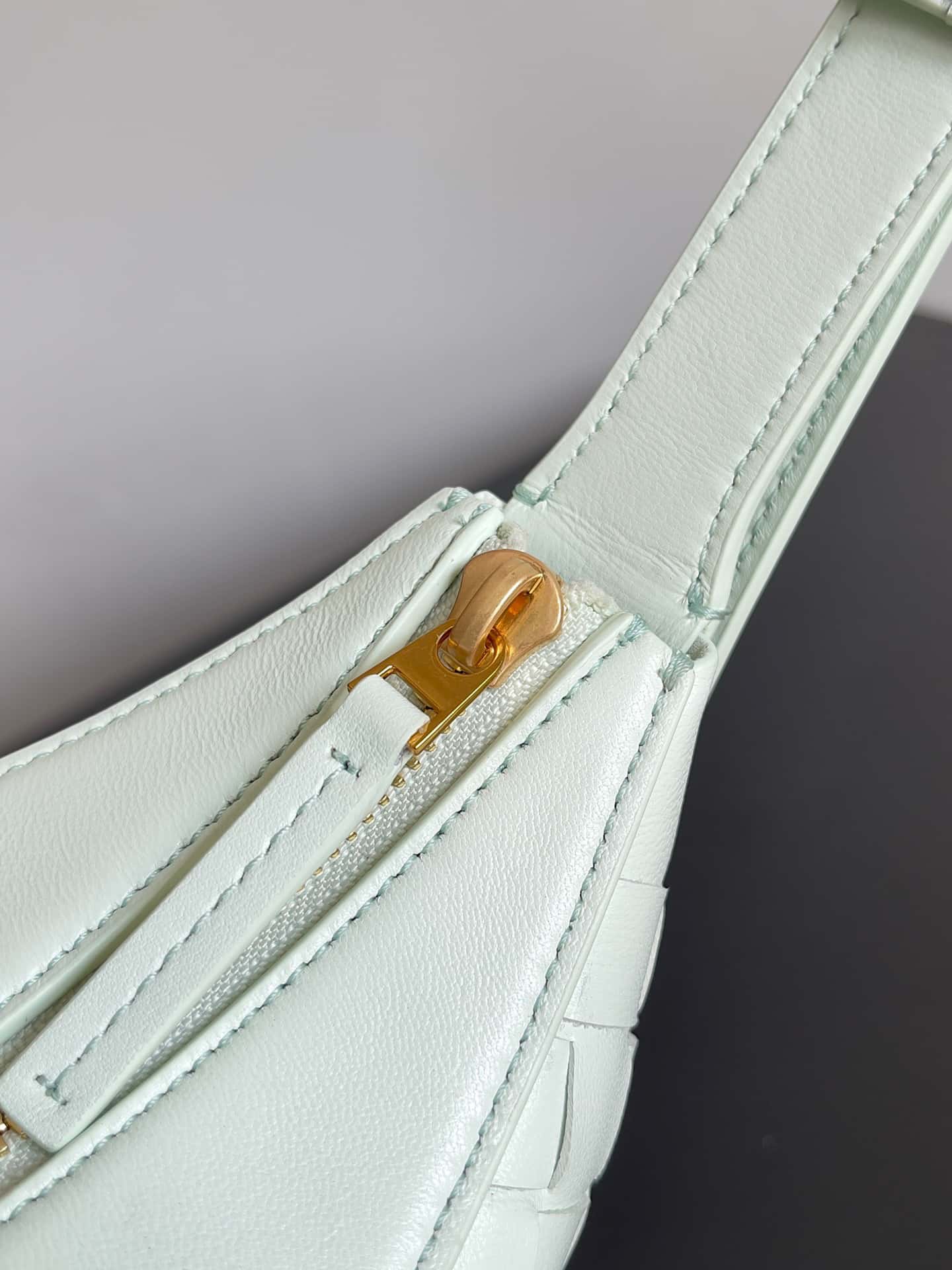 B家新品BV 新款Drop肩背包款号:755074-高仿包包 B家新品BV 新款Drop肩背包款号:755074-高仿包包