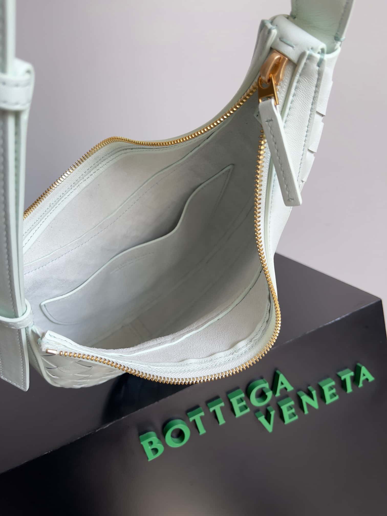 B家新品BV 新款Drop肩背包款号:755074-高仿包包 B家新品BV 新款Drop肩背包款号:755074-高仿包包