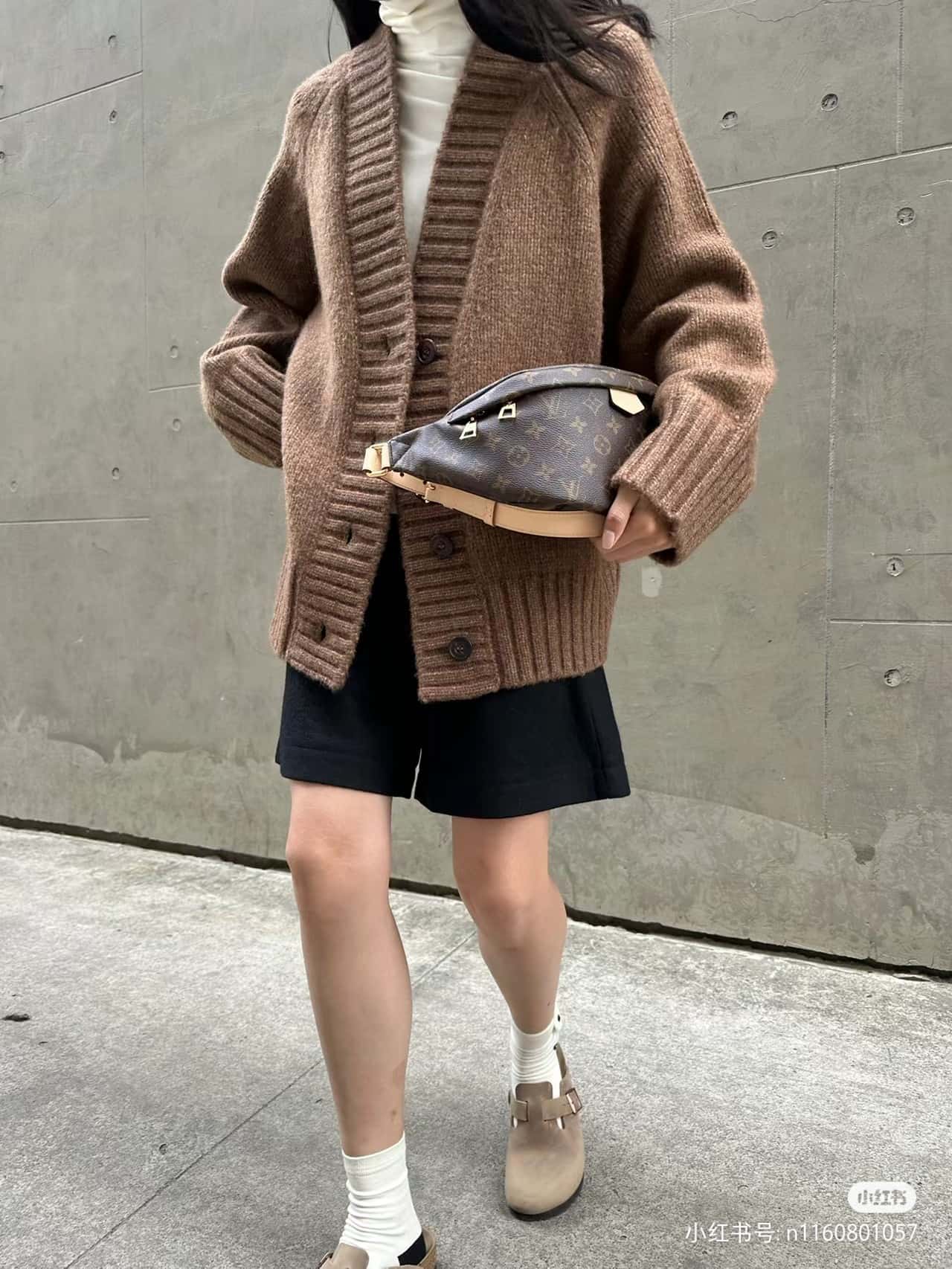 LV 𝐁𝐔𝐌𝐁𝐀𝐆 芯片菱形跳动码腰包系列 #M𝟒𝟑𝟔𝟒𝟒-高仿包包