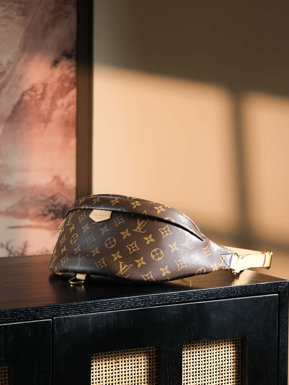 LV 𝐁𝐔𝐌𝐁𝐀𝐆 芯片菱形跳动码腰包系列 #M𝟒𝟑𝟔𝟒𝟒-高仿包包