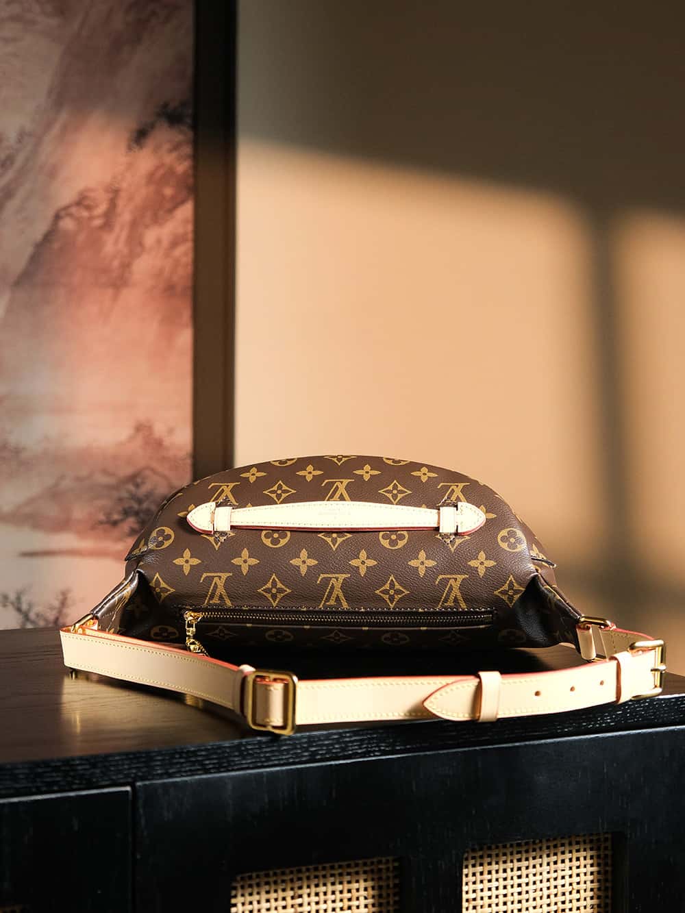 LV 𝐁𝐔𝐌𝐁𝐀𝐆 芯片菱形跳动码腰包系列 #M𝟒𝟑𝟔𝟒𝟒-高仿包包