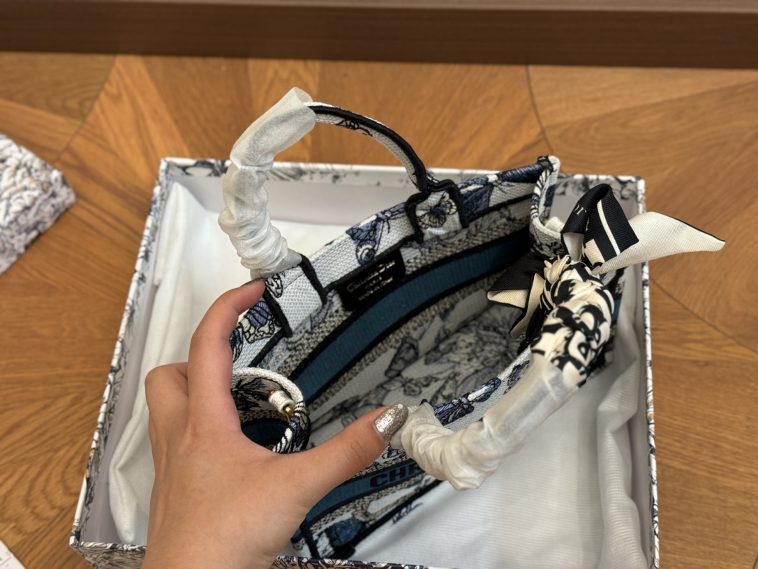 Dior高仿迪奥包原版布提花 Dior book tote今年最喜欢的一款购物袋-高仿包包