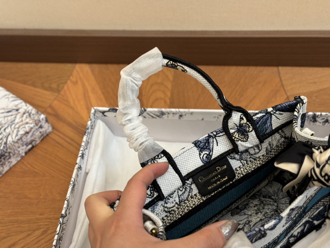 Dior高仿迪奥包原版布提花 Dior book tote今年最喜欢的一款购物袋-高仿包包
