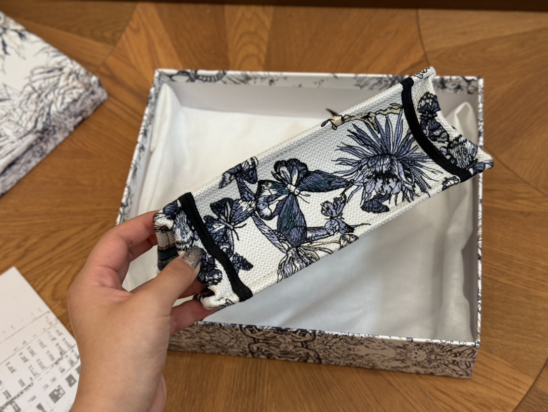 Dior高仿迪奥包原版布提花 Dior book tote今年最喜欢的一款购物袋-高仿包包